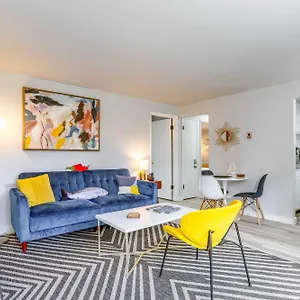 Garden Walk To Water And Amenities! Apartment